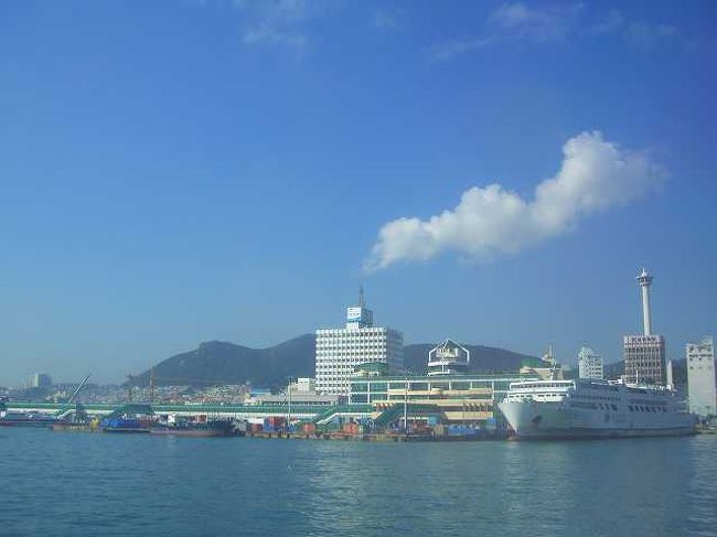 釜山（プサン）港を出発<br /><br /><br />午前10時、定刻通りに釜山（プサン／Busan）港を出港しました。<br />空は快晴、海もベタ凪ぎ、いい船旅が迎えられそう＾＾<br /><br /><br />■Photolibrary<br />http://www.photolibrary.jp/img70/69_205700.html