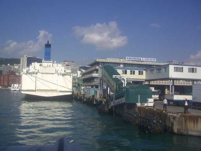 釜山（プサン）国際旅客ターミナル<br /><br /><br />高速船コビー（KOBEE）から見る釜山（プサン／Busan）国際旅客ターミナルです。<br />手前側のところにこの船が停まっていました。