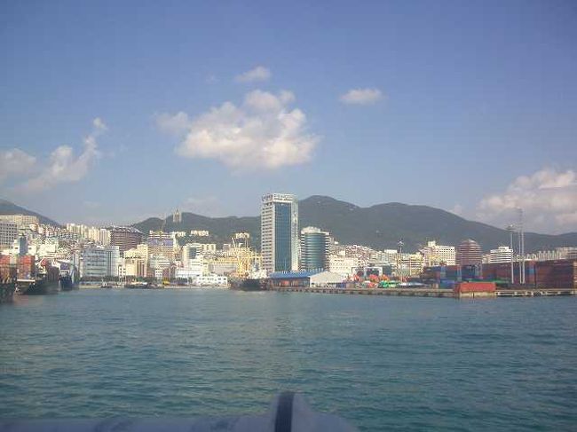釜山（プサン）港<br /><br /><br />だんだんと釜山（プサン／Busan）港を離れていきます。<br />コビー（KOBEE）から見る釜山の町並みです。