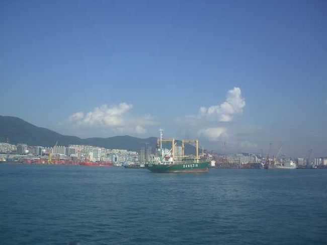 たくさんの船<br /><br /><br />世界三大港である釜山（プサン／Busan）港はたくさんの船が行き交います。<br />港を出るまではそれほどスピードも出さなく、ゆっくりと進みます。