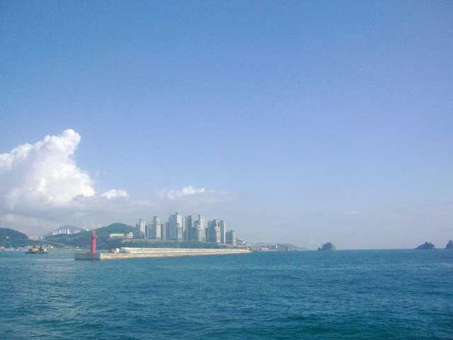 外海へ<br /><br /><br />釜山（プサン／Busan）港から外海に出ました。<br />日本で言うと玄界灘ってことですかね？<br />遠くには高層ビルが並んでいます。<br />外海に出ると船はスピードを上げていきます。