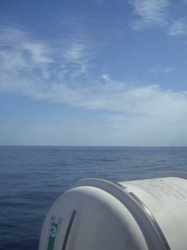 突然停泊！？　<br /><br /><br />通常、釜山（プサン／Busan）から博多までは約3時間の船旅です。<br />海もベタ凪なので快適な船旅でした。<br /><br />ところが・・・1時間半くらい来たところで船は突然停泊！？<br />どうしたことでしょうか？