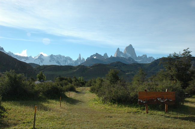 フィッツロイ川にかかる橋を渡り、公園管理局に向かいます。