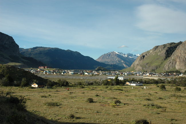 エル・チャルテンの街。右側に渡ってきた橋。