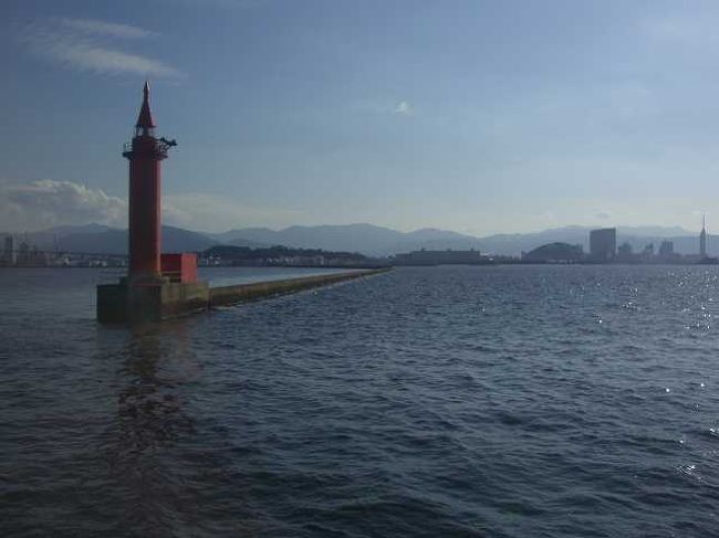 ダッシュで入国審査<br /><br /><br />逆算をすると・・・新幹線出発の20分前に着岸します。<br />それから入国手続きをして、タクシーに乗って博多駅へ。<br />どう考えてもギリギリまたは乗り遅れる時間です。<br />いろいろ考えながら気ばかり焦ってしまいました。<br />やっぱり時間通り（というか計算通り）のダッシュになりそうです。<br />誰よりも先に船を降りる準備をし、入国審査を速攻で終わらせ、タクシーに飛び乗ります。<br />果たして間に合うのか？