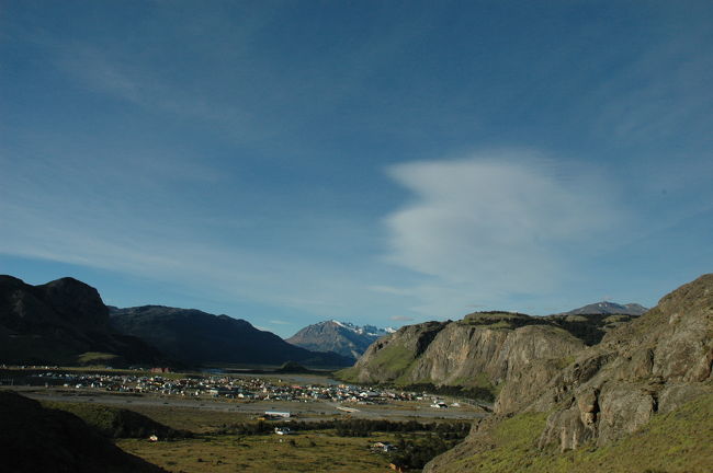 エル・チャルテンの街越しに北側を望んで