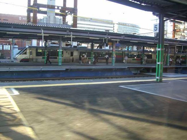 間に合った！<br /><br /><br />博多駅でタクシーを飛び降り、チケットを持っていたのでそのまま改札口へ直行ダッシュです。<br />ホームに着くと特急リレーつばめ号はすでに停車中でした。<br />何とか無事に列車に飛び乗りました。<br />ホッと一息＾＾；