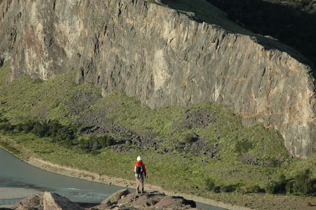 川を見つめるトレッカー