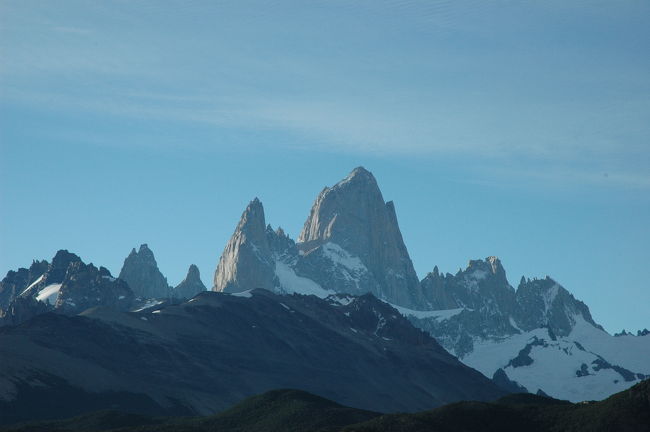 夕日を受けて色づくフィッツ・ロイ。<br />全く雲もなくなりました。<br />ゆっくりパノラマを楽しむことにします。