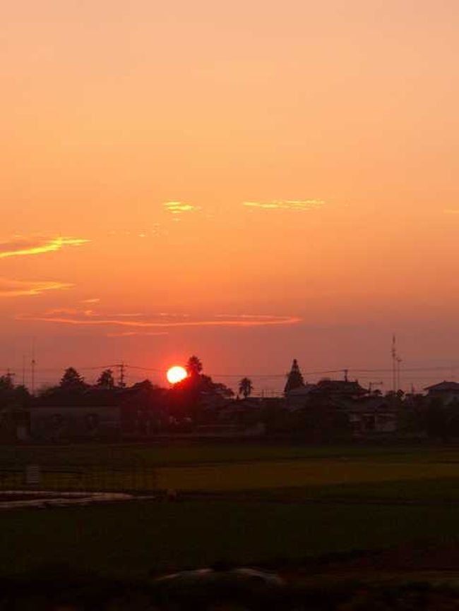 長い一日<br /><br /><br />夕日が地平線に沈もうとしています。<br />考えてみたら今日は日の出前からの行動でした。<br />食事も済ませ、ホッとしたひとときを過ごします。<br />移動日とはいえ、かなり長い一日でした