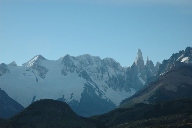 左よりセロ・ドブラド（2665ｍ）、一段高くにセロ・ニャトNATO（2797ｍ）、セロ・アデラスルADELA　SUR（2840ｍ）、セロ・アデラADELA（2938ｍ）、セロ・アデラノルテADELA NORTE（2813ｍ）、セロ・トーレ（3102ｍ）、T.EGGER（2900ｍ）、STANDHARDT（2800ｍ）