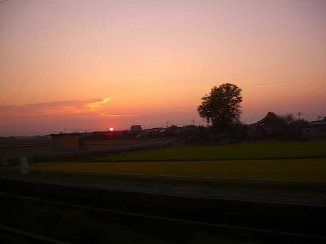 夕暮れ<br /><br /><br />地平線に日が沈みますが・・・まだ熊本県です。<br />今はＪＲでも2時間ちょっととなった鹿児島−博多間ですが、やっぱり長く感じます。<br />早く全線開通するといいんですが・・・