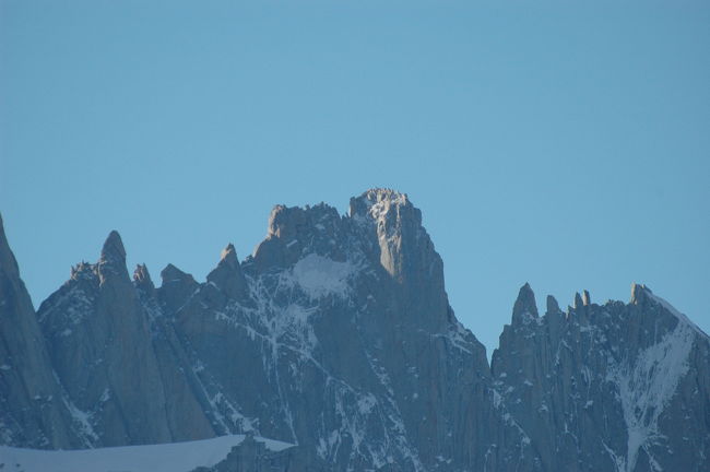 フィッツ・ロイの右側の峰々。<br />左よりVAL DE VOIS（2653ｍ）、MERMOZ（2732ｍ）、GUILLAUMET（2574ｍ）