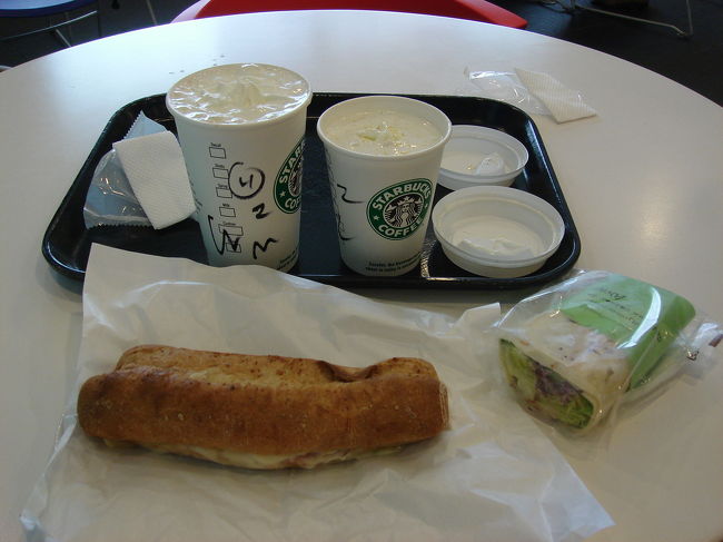 まずは成田のスタバで軽めの朝食です。ここからはなぜか食べ物の写真が多くなります。理由は後ほど・・・。