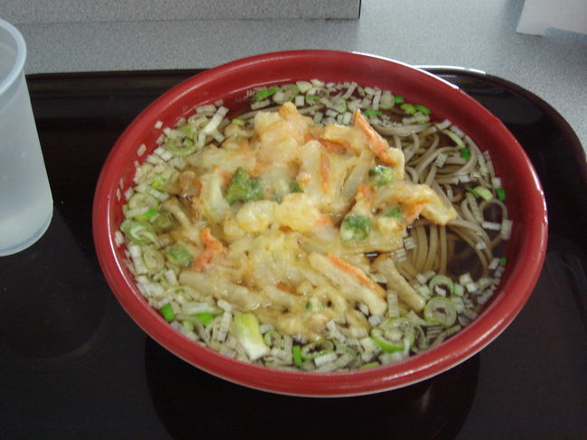 妻が免税店でコスメを買い漁っている隙に、天ぷらそばで小腹を満たしました。