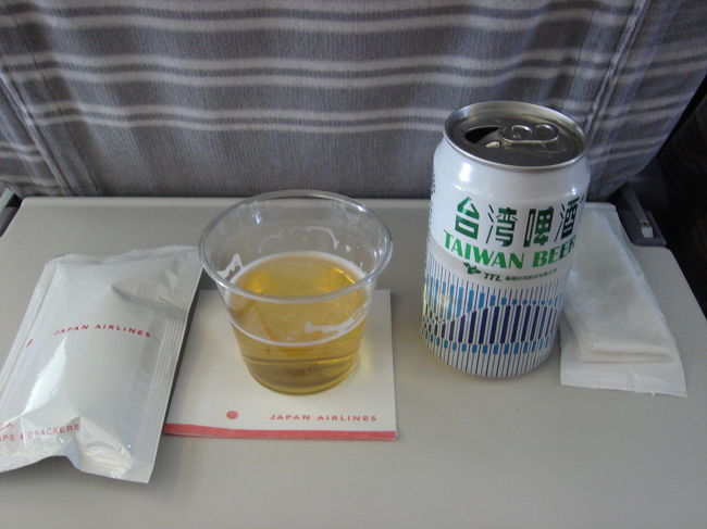 いよいよ機内にて。とりあえず台湾ビールでしょ！気分も盛り上がるしね。