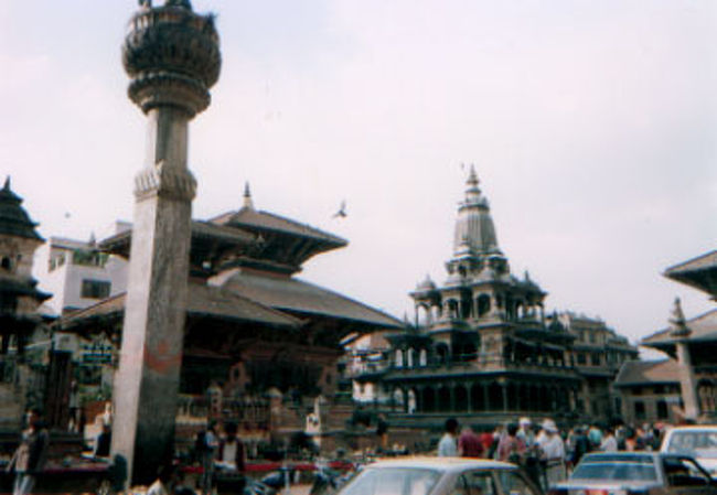 ふらふらしていると、子供が近寄ってきて「案内するよ！」と話かけてくる。とくにここらへんの寺の観光はするつもりはないので断ったのだけど、しつこくつきまとわれた。なんとかふりきり、パタンの中心地から路地に入ると空き地のようなとこに、 背中に「こばと」と日本語で書かれたジャージを着ていた子供がいた。 日本からの援助品なんだろう。<br />