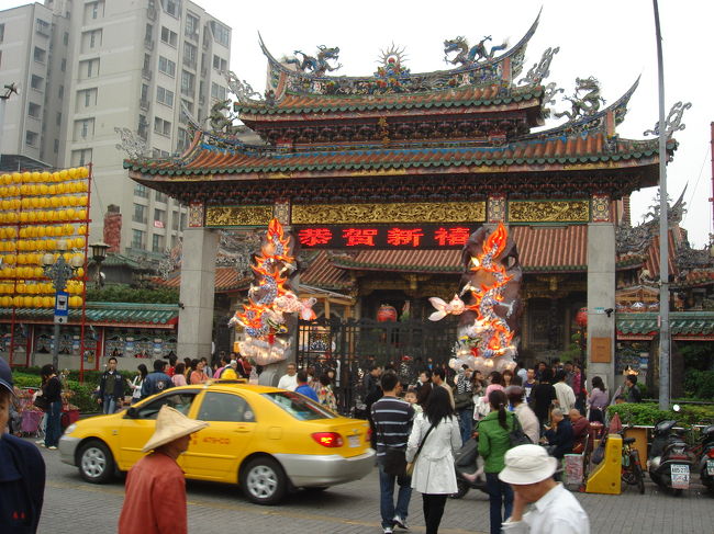 胡椒餅が焼き上がるまでの２０分、龍山寺へ。