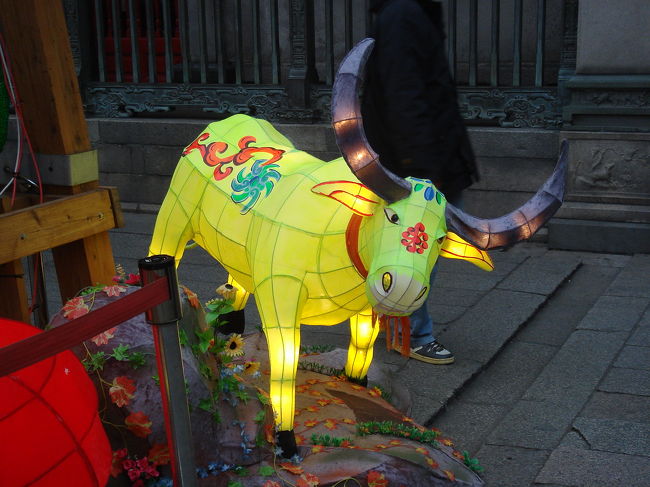 寺の中にはたくさんのランタンが展示されていました。それらを眺めつつ、いつものようにお守りを購入。
