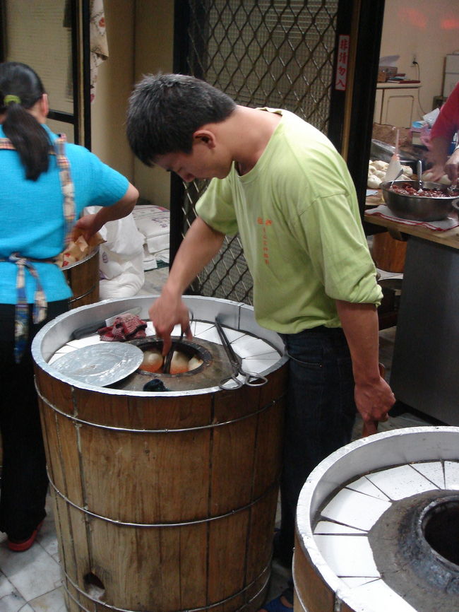 そろそろ２０分ですので再び胡椒餅屋さんへ。丁度焼き釜から取り出すところです。