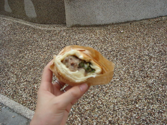 う、うま〜い！そして熱〜い！はじけ飛ぶ肉汁で、妻は口の中を、そして僕はほっぺたを負傷。それでも美味しさの勝ち！１個４５NT$（約１２６円）