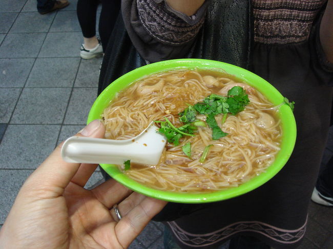 名物、大腸麺線（小）。箸は無く、レンゲで立ち食いです。鰹だしのあっさりとろみ煮込みそうめん？くせになる美味しさ。
