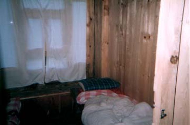 まあとりあえず出発し、この日はパクディンまで歩いてそこに泊まった。小さな橋を渡ってすぐ左のゲストハウスだ。ゲストハウスの中ではやることなくて暇だった。部屋には当然電気はないので自前のライトをつけて本を読んだりしたけど、電池がもったいないのでやめた。眠くなくても寝よう。ところで、ここのゲストハウスのトイレに行ったら水洗トイレだった。と言っても、トイレの中に水が溜るバケツがあって、用をたした後にその水で流すという仕組み。流す前にそのまま下の川に到達してるんだけど、最後の仕上げで一応水を流す。<br />