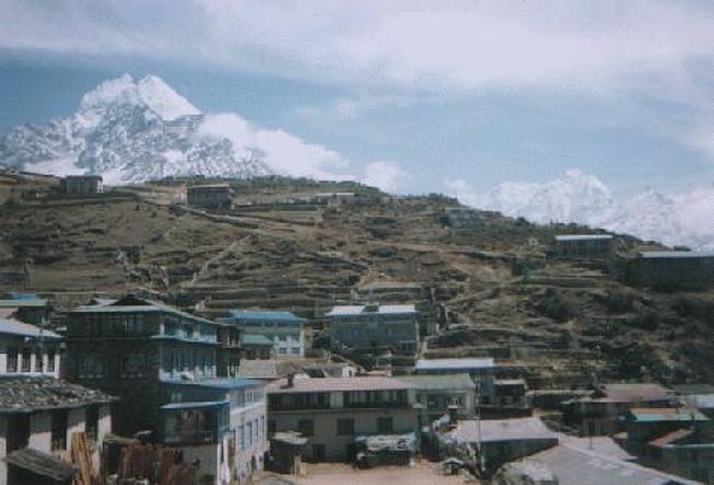 【ナムチェ】<br /><br />3/14<br /><br />なんだか前の日といい、今日といいほとんどハイキングのように楽だった。しかし...ジョルサレのチェックポストを過ぎてからナムチェまでの登り坂は、最近運動をしてなかったおれにとってかなりきつい。いけどもいけども登り坂だ。道が曲がっていて先が見えないと、「もうそこで登りは終りかな」と期待するが、曲がってみるとさらに登り。うー。荷物は7kgぐらいしかなかったので軽い方だったけどそれでも辛かった。辛い坂道の途中にエベレストの頭のとこがほんのちょっと見えた。<br /><br />トレッキング中は直射日光がけっこう暑くて、Tシャツ1枚とか、シャツの腕をまくってたんだけど、日焼けしてヒリヒリしてしまった。<br /><br />また、この日からなんとなく他のパーティーと合流していっしょに歩いていった。パーティーと言っても、日本人、日本語の話せるネパール人ガイド、ネパール人ポーターの3人組み。なんだか日本語が懐かしい。その日本語が話せるガイドはなんとなくいいやつそうだ。羨ましい…。<br />ところでこのポーターはどうみても16歳にはなってないぐらいである。彼はぼろいサンダルを履いて重い荷物を持って歩いていく。荷物はたぶん2、30kgはあるだろうな。<br /><br />なんとかナムチェに着いた。やったー。宿では、いっしょに歩いた日本人と部屋をシェアした。とりあえず郵便局にでも行くか。「地球の歩き方」の地図を見るとけっこう近い。しかし実際はナムチェの中心地からけっこう登る。しかもわかりにくい。<br />