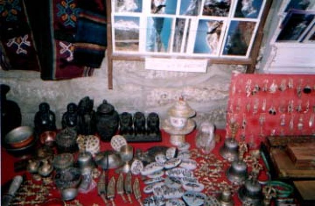 散歩がてら、どんなものが売ってるのかなあとふらふら見ていると、なんと「見ザル、言ワザル、聞カザル」の猿の置物が売っていた。これは中国が発祥で、回りの国へ伝わっていったのだろうか。<br /><br />3/15<br /><br />朝起きると、なんだか頭が少し痛い。軽い高山病になったらしい。もともと酒には弱いのに、前の晩、ビールを飲んだのがいけなかったのか? でも博物館のある丘に登ってエベレストを見てたら直った。エベレストと言っても頭のとこがちょこっと見えるだけ。しかし丘から降りてゲストハウスでくつろいでると、また少し痛くなった。寝るより座ってた方がいいと言われたんで、ずっーと座ってぼーっとしてた。 <br /><br />トレッキングで一緒だった日本語が話せるガイドは、 6000mの高さまで行ったことあるけど、今だに高山病になったことないって言ってた。<br />