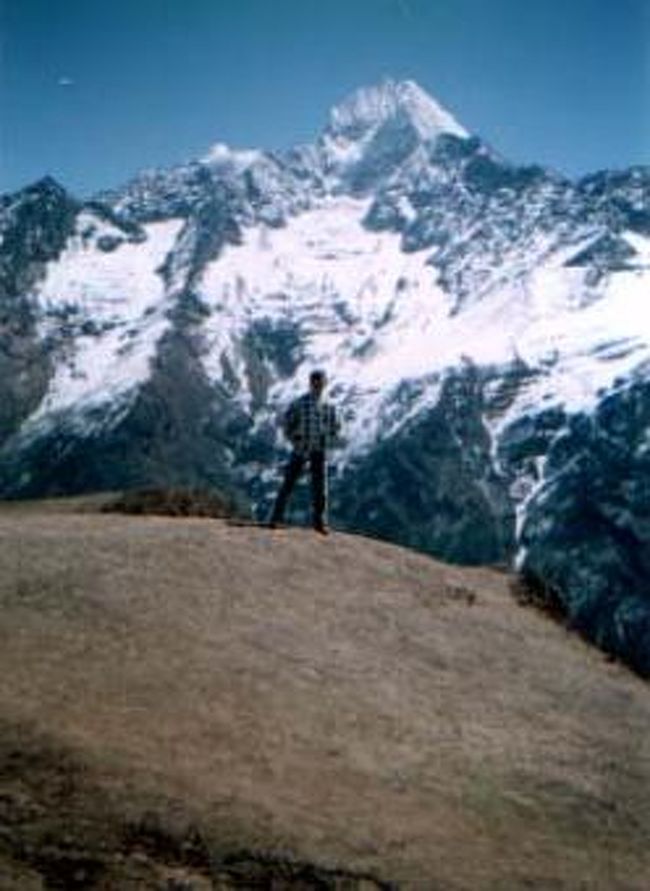 3/16<br /><br />この日は週に一度、ナムチェバザールが開かれる日だ。バザールは段になってる地形のとこで開かれる。なんでそんな不便なとこに開くのか不思議。スニッカーズのようなチョコレートと、水を買った。あと、ガイドの勧めで、乾燥した果実の皮なのか、厚さが5mmで白く外側は茶色っぽいものも食べた。この名前は忘れてしまった。 <br /><br />バザールをちょっと見たあと、シャンボチェの丘に登った。丘っていってもナムチェから1時間以上かけて登る。途中シャンボチェの飛行場を通って、シェンボチェの丘にあるホテルエベレストビューに入った。ここでミルクティーを飲みながらくつろいだ。<br />