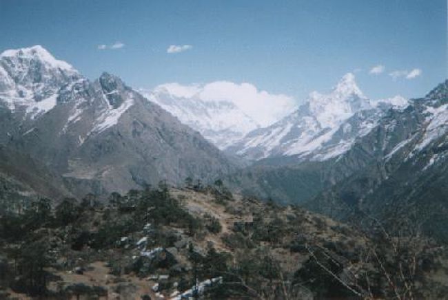 こっからの眺めは最高だ。<br /><br />この日の夜に、ルクラまでのヘリで一緒だったドイツ人が同じ宿に偶然来た。彼とは、カトマンドゥでルクラ行きのヘリがなかなか到着しなくて待ってるときに「来ないね〜」とお互い話し合ってた。なんか嬉しい。再会の握手をした。<br />ところでその夜に欧米人達の間でチェス大会が始まった。昔、兄にチェスを教えてもらったが、細かいルールや戦略などはすっかり忘れてしまっていた。だから参加できなかった。こういうときに万国共通のゲームを知ってるとけっこういいなと思った。<br />