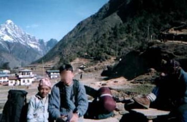 3/18<br /><br />この日はヘリでカトマンドゥに戻る。Nepal Airwaysというとこのオープンチケットを持ってたんだけど、前の日に、今日の便の予約を入れた場所はAsian Airのオフィス。んで、乗ったヘリというとEverest Air。なんか不思議。 <br /><br />ルクラを出発したヘリは途中シャンボチェを経由した。シャンボチェまでは歩いて2日かかったのに、ヘリは15分ぐらいで飛んでしまう。速いなあ。<br />