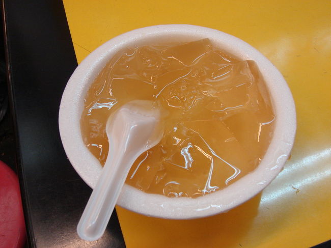 西門から台北駅まで徒歩で移動中、城中市場へ立ち寄りました。ここには僕ら夫婦のお気に入りの愛玉屋さんがあります。たぶん台北で一番美味しいと思うんですが・・・。