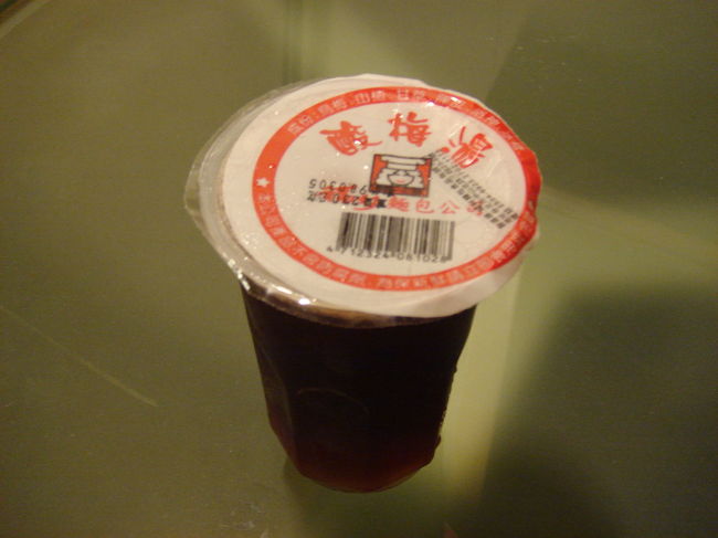 MRTで民権西路へ。ここでの目的は２軒のお店でパイナップルケーキを買うことです。一軒は「福利麵包」で、もう一軒は「奇華」です。福利麵包で有名なのはガーリックフランスパンで、皆さん購入していましたが、パイナップルケーキもおいしいですよ。ついでにレジの隣で売っていた酸梅湯を購入。漢方風味の梅ジュースですね。