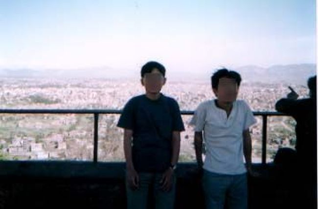 3/18<br /><br />ルクラからヘリでカトマンドゥに戻ってきた。人と車がいっぱいでホコリっぽいのがなんか懐かしい。空港からゲストハウスに行く途中に、タイ航空のオフィスで、カトマンドゥ→バンコクのリコンファームもしといた。<br /><br />ゲストハウスに着いて、まだ時間があったのでスワヤンブナートに行くことにした。今度は歩き。スワヤンブナートのある丘まではけっこう歩く。んで、そっから丘の上まで登るのがちょっと辛い。<br /><br />息を切らして上に着くと、例の目玉のついた塔があった。ボダナートと比べると当たり前だけど随分小さい。この塔も特に大したことなかったけど、こっからのカトマンドゥの眺めはけっこういい。<br /><br />3/19<br /><br />この日はまたパタンの方に出かけた。ふらふらしてると、「チベットクラフトセンター」っていうのが目に入ったのでそこに入った。 女の人が1〜3人で1組になって織物を織ってた。2Fに行くとその織物を販売してた。値段は見なかったのでわからない。<br /><br />この時、ゲストハウスに電話をかけなければならなかったので、「電話はどっかにないですか？」とそこにいたおねーちゃんに聞いたら、親切にもそこにある電話を使わせてくれた。その人と世間話もしたけどなんか新日的な感じがした。<br /><br />この後、動物園にも行った。「ひょう」のような動物が、3畳ぐらいの日当たりがかなり悪いオリに入れられてるのを見て悲しくなった。象もいて、前両足をくさりでつながれ顔にはペイントされてた。一定の周期で体を左右に少し揺らしながら、ときどき鼻を持ち上げたりしてた。この象は何を思ってるんだろ。<br /><br />また、ここでルクラからのヘリで一緒だった二人にまた出会った。もう一度偶然に会えたのでなんかうれしい。<br /><br />あとここで、日本語学校に通ってるネパール人と知り合い、後日その人んちに行くことになった。彼は、彼の彼女と動物園に来てたんだけど、ネパールではまだ、結婚前の男女がいっしょにいるってのをいい目で見られないなしく、その彼女とは離れて歩いて、初対面のおれと腕を組んで歩こうとする。あせった。<br /><br />その後、カトマンドゥのOMCっていうとこでマッサージをしてもらいにいった。お金を出してマッサージしてもらうのは初めて。マッサージしてもらってるときは気持ち良かったけどこんなもんかって感じ。<br /><br />そういえばこの日は馬のお祭り?らしく、ラトナパークの回りは人でいっぱいだった。ラトナパークの東に遊園地?を見つけたんだけど、その中に観覧車があってなんと人力で回転させてた。観覧車を止めるときは、反対回転する力が加わるようにぐるぐると動いてておもしろかった。でも、あとから考えると移動遊園地かなんかだったんだろうな。<br /><br />夕方、ルクラで泊まったゲストハウスで会った人に偶然会った。うれしい。よかったら夕食を一緒にと言われたが、結局、予定があって行けなかった。<br /><br />すごく残念だ。予定が怪しかったのでできたら行くと言ったけど、なんの連絡もなしに断ってしまってすまなかったと思う。<br /><br />その人達は、チベットのラサからネパールに入ってきて、その途中では30kmも歩いたという二人です。もしこれを読んでたら連絡ください。<br />