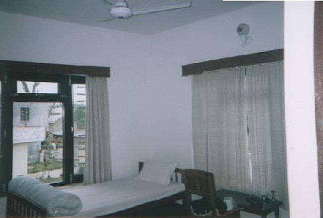 3/20<br /><br />バスに乗ってポカラへ出発する。200kmぐらいの距離を8時間弱かけて行く予定だ。出発して1時間ぐらいたったとこでガソリンスタンドに止まった。ガソリンでも入れるんかなあと思いながら少し休憩をとってると、そうじゃなくてバスが故障したってことがわかった。同時に換えのバスも来ていた。すぐに換えのバスが来たのは不思議。<br /><br />ムグリンを越えると道がかなり悪くなった。でこぼこなところを通るときはバスのスピードを随分落す。んでけっこう揺れる。スピードが遅いせいで時間がかかるのはなんかもどかしい。<br /><br />バスに乗ってる間、近くに座ってたネパール人に、見ためは酢昆布、味は梅干しという食べ物をもらった。隣に座ってた欧米人のねーちゃんにはオレンジをもらった。他のネパールの青年にも、オレンジをもらった。もらってばっかり...。こんなジャップの若憎にみんな親切だった。<br /><br />ポカラのバス停に着くと、客引きがわーっと寄ってきたけど、FUJIで会った人にSUMMITってとこがいいよって聞いてたんで、SUMMITの客引きを探して、んでタクシーに乗ってSUMMITに行った。<br /><br />SUMMITはめちゃめちゃきれいだ。おれの泊まった部屋はシャワー、トイレ付き （バンコクのComfort以来のきれいなシャワー、トイレ）、 東、南、西の３方向が窓っていうとてもきれいな部屋だった。 んで屋上からのヒマラヤの眺めはいい。<br />