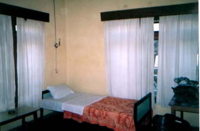 この日はダムサイドのグリーンビューってとこに泊まった。ここの1Fの部屋に泊まったんだけど、部屋のテーブルの上には注射針が落ちてて恐かった。<br /><br />このグリーンビューに行く前に、「Eagle Restaurant」というところで紅茶を飲んでくつろいでたら、お店の人が「Eagle Restaurant を日本語で書いて」と紙を出してきた。そこには他の日本人が書いたのか「イーグルレストラン」と片仮名ですでに書かれていたので、「ここに書かれてる通りだよ」と言ったんだけど、どうやらそれでは満足ではないらしい。しょうがないので「鷹料理店」（それとも鷹飲食店と書いたかな？）と漢字で書いておいた。 <br /><br />また、この日にはカトマンドゥに帰るバスのチケットも買った。ペワ湖でその日の晩のおかずの魚を取っている子供達を見ているうちに話が始まり、「値段を見るだけでいいから」と子供に誘われ代理店に入った。値段も高くなかったしちょうど1人席が空いているということで、そこでチケットを買った。<br /><br />夕方になって、夜ごはんを食いに行こうしたときたまたま日本人の子に会って、一緒に食べることになった。 レイクサイドの方の店に入った。その子、トランプ持ってて、そこのネパール人に手品をしてみせた。なんだか盛り上がった。<br />