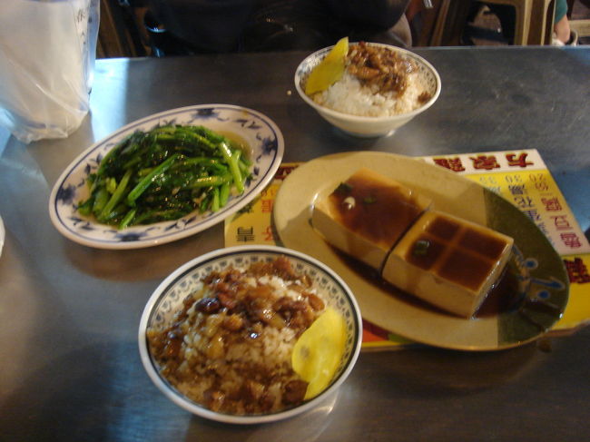 まずは魯肉飯、魯豆腐、青菜炒めで小腹を満たし・・・