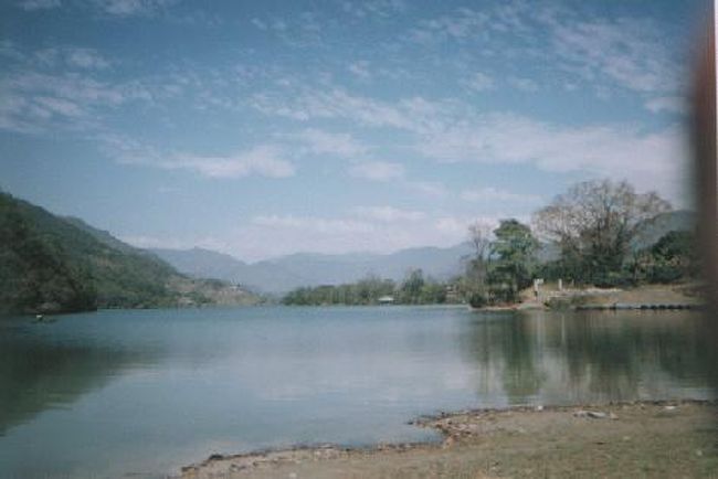 3/22<br /><br />ペワ湖畔の山の上にお寺があるっていう噂を聞いたので、今日はそこをめざした。吊り橋を渡って、道でないような道を通って山に登っていった。頂上らしきとこに着いたけど、とてもお寺というか建物がありそうな雰囲気の場所じゃない。どうやら登るとこを間違えたらしい。もっとダムサイドから遠いとこなんだろう。とりあえず寺はあきらめて下りた。<br /><br />午後からは昨日一緒に夕食を食べた人とボートに乗った。ペワ湖の対岸まで行った。お茶でも飲もうとお店らしき?とこに入ろうとしたが、なんか門がしまってる。でも中には人がいるのでそこを越えて入った。しかしここは誰か個人の家だった。「お店はあっち」と言われたのでまたボートをこいでそこへ向かった。んでそこでお茶を飲んでからもとの岸に戻った。<br /><br />ペワ湖にある小さな島ではにわとりの生け贄が行なわれるらしい。<br /><br />3/23<br /><br />この日はバスでカトマンドゥに戻る。バスの席は一番前の運転手の隣の席だった。今回のバスは順調。途中の、抜かせそうで抜かせない遅いダンプにはいらいらしたけど。しかし、カトマンドゥまであと少しってところでガソリンスタンドに入った。やな予感がした。おれのすぐとなりのカバーが開けられると、けむりがもうっと出た。中を覗き込むと何かの配線が真っ赤になってる。オーバーヒートらしい。修理に40分ぐらいかかった。<br /><br /><br />修理が終ったようなので中に入ろうとしたら、バスの前に来てくれと言われた。なんだろ?と思った。どうやらバスを押して欲しいらしい。みんなで1、2、3とかけ声をかけながらバスを押した。<br /><br />バスのエンジンはかかりやっとカトマンドゥに着いた。1週間ぐらい前に、カトマンドゥとポカラの間のどっかの橋が壊れたときは渋滞で13時間（5時間遅れ）かかったって言ってたから、今回の遅れはどうってことないんだろう。<br />