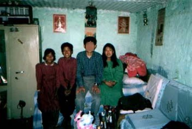 3/24<br /><br />この日は動物園で知り合ったネパール人の家に行った。FUJIの前で彼と待ち合わせてバスに乗って彼の村へと向かった。彼の村はダクシンカリの近くの村だ。カトマンドゥからバスで1時間半ほど。<br /><br />彼の村に着いてから八百屋?に行った。彼の家に着いてから、そこで買った果物などを出してくれた。出してくれたものの中に生の人参もあった。<br /><br />それ以前にカトマンドゥのどっかの汚い川に行ったとき、その川でたくさんの野菜とかを洗ってる光景を見ていたし、ガイドブックには生水、生野菜は口にしない方がいいって書いてあったので、食べよっかなあどうしよっかなあって思ったけど、残しては失礼かなあって思ったので食べた。明日は絶対腹を壊すだろう。<br /><br />その後、彼は家族を紹介してくれた。また、彼は仕事だか趣味だかわからないけど木彫りをしてるらしく、その作品も2つほどもらった。彼は「遠慮するな」と言って、かなり大きい木彫りの作品もくれようとした。<br /><br />その後はあの生け贄で有名なダクシンカリに行った。この日は生け贄の日でも何でもないので特に何もしていなく、人も少ない。ただ、山羊の顔にペイントしているのと、かなりたくさんの蝿を見ただけ。地面にはほんとに蝿がいっぱいいた。ゴミ捨て場のように。<br /><br />それから彼にカトマンドゥまで送ってもらい、そこで別れた。<br />