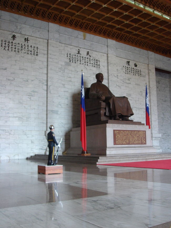 食後は再び中正紀念堂へ。しばらく中止していた衛兵交代式が復活したとの情報を入手していました。