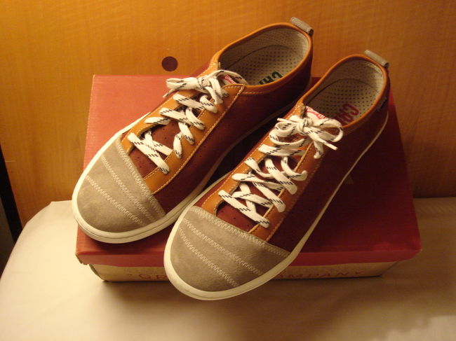 これはメンズのスニーカー。