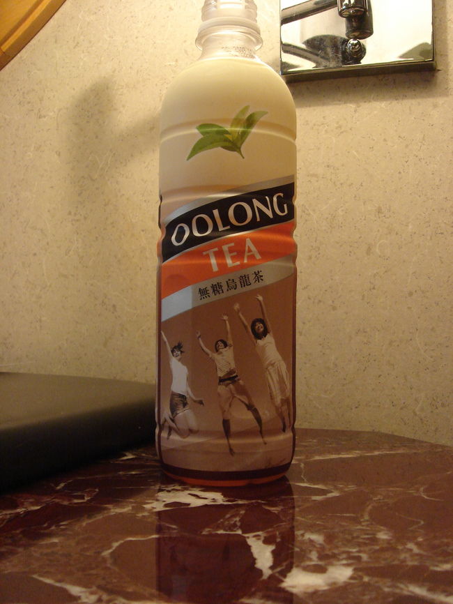 一旦ホテルに戻り、コンビニで購入したウーロン茶で一息。この後は問屋街へ繰り出す予定です。