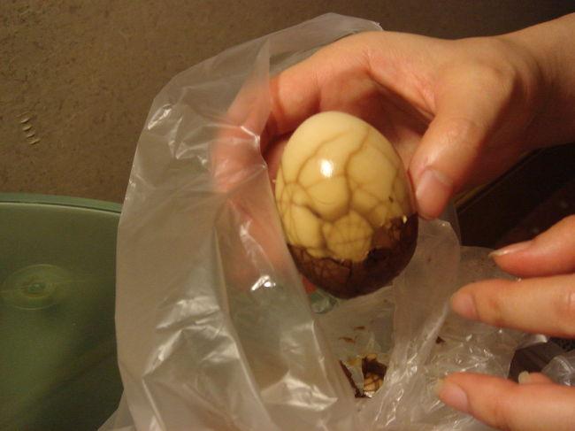 同じくコンビニで以前から気になっていた煮卵（茶卵？）を購入。