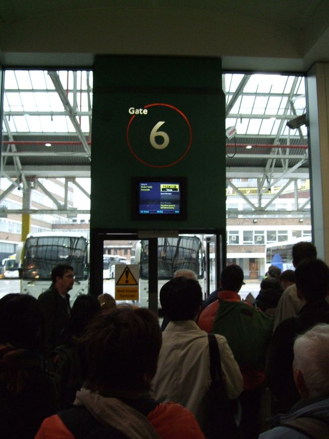 ビクトリア駅近くの、ビクトリア・コーチステーション(バスターミナル)からツアーは出発です。