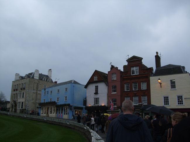 ウィンザー城の向かいに可愛い街並み