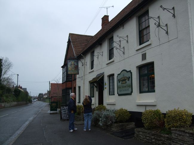 ランチは英国で2番目に古い(笑)パブにて。