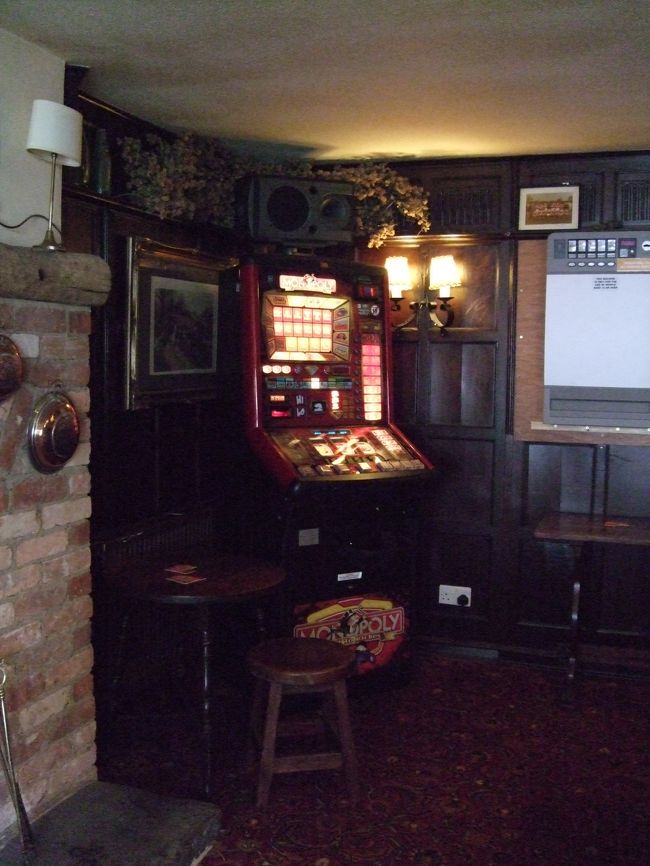 パブの中はこんな感じ。<br />誰かのお宅にお邪魔したような雰囲気。