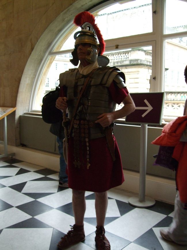 ローマンバス博物館に入ります。<br />迎えてくれたのはこんなお方。