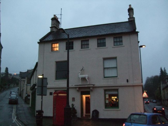 宿の外観。<br />１階はレストラン兼パブ。